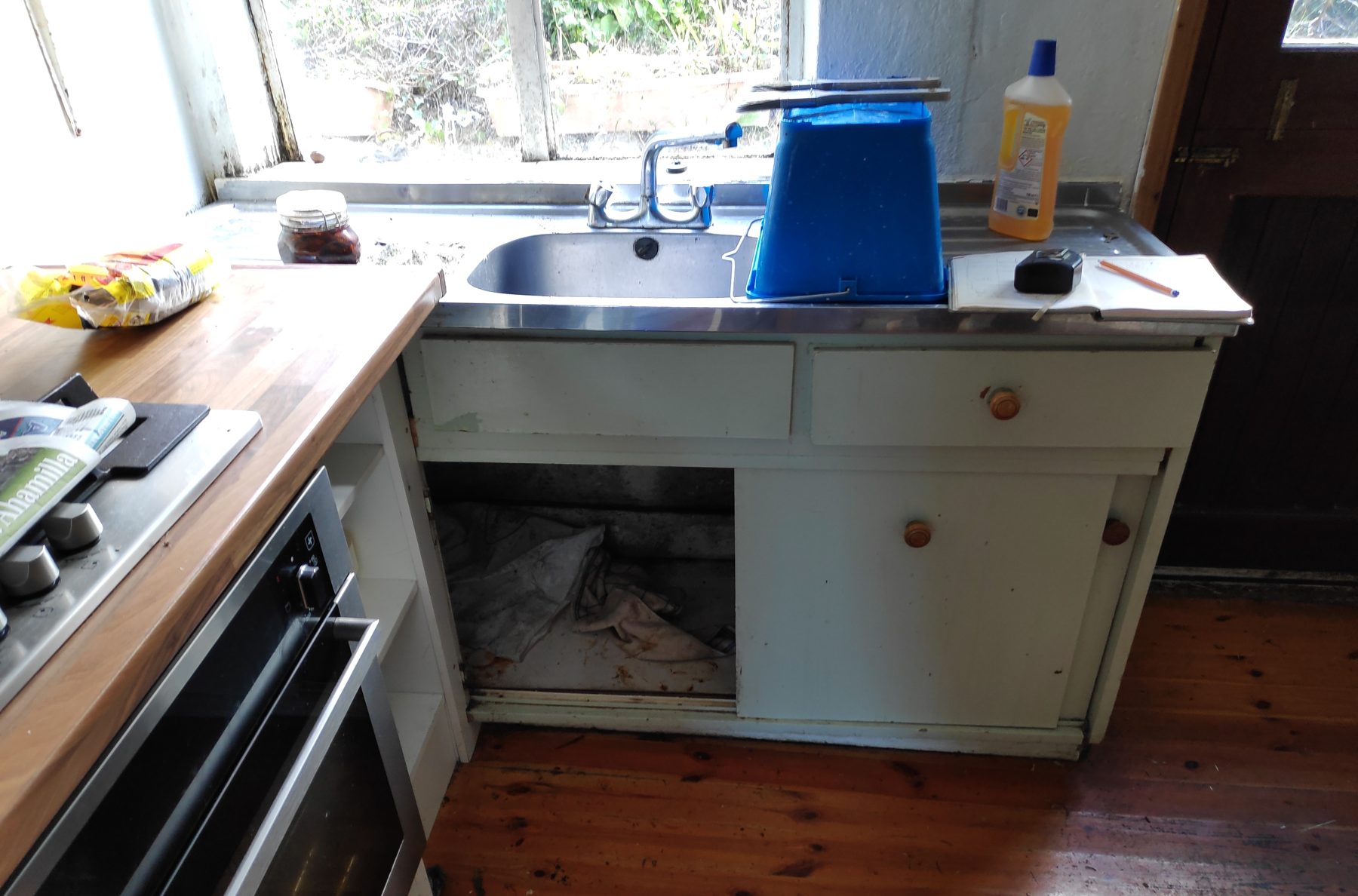 Cottage kitchen (before) - fitted by Kitchen Hero