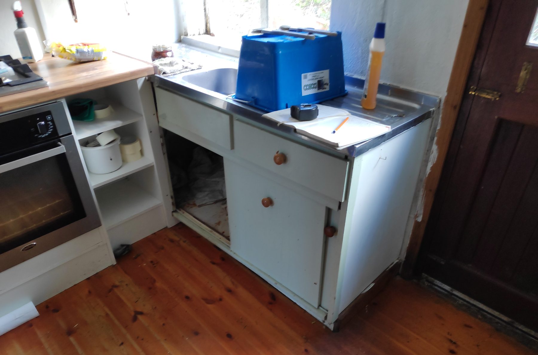 Cottage kitchen (before) - fitted by Kitchen Hero