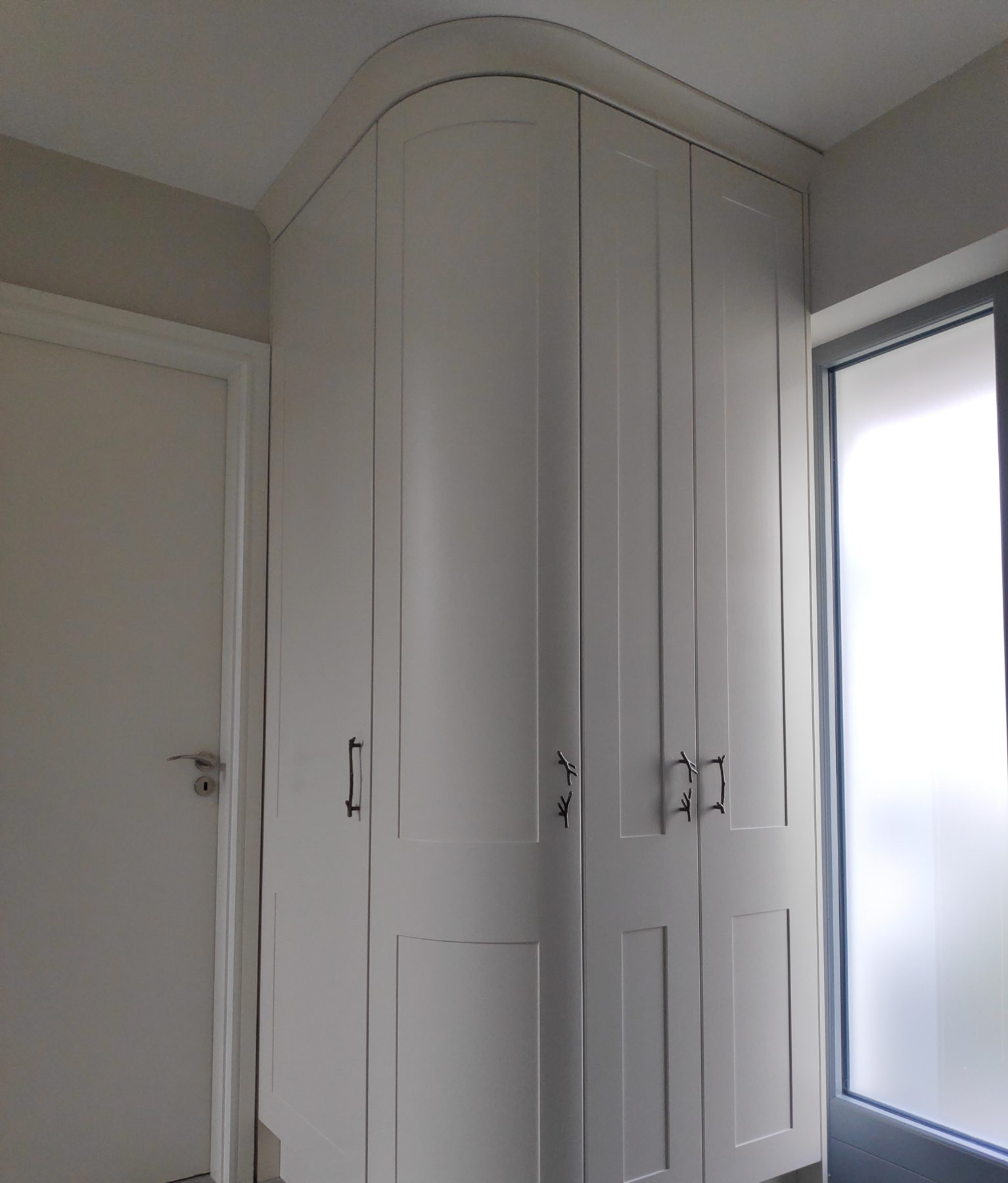 Curved corner cabinet Curved corner cabinet (finished) - fitted by Kitchen Hero
