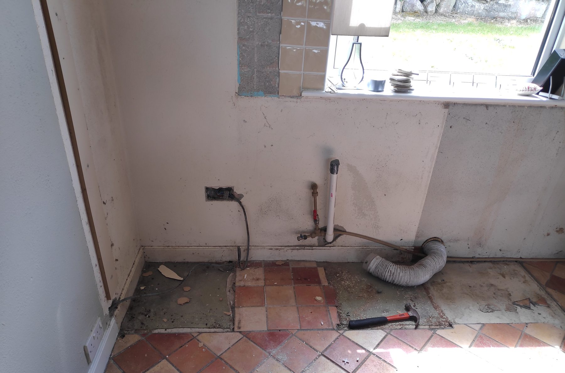 Grey kitchen under the beams (mid-fit) - fitted by Kitchen Hero