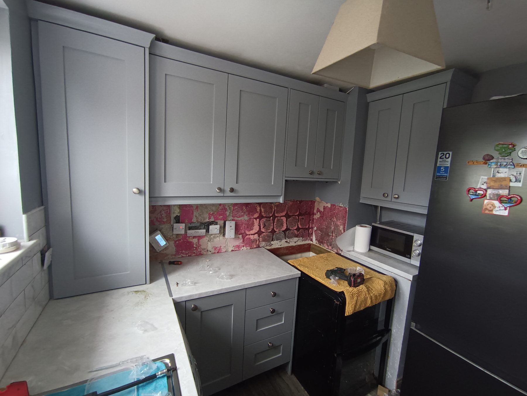 Grey shaker kitchen Grey shaker kitchen (mid-fit) - fitted by Kitchen Hero