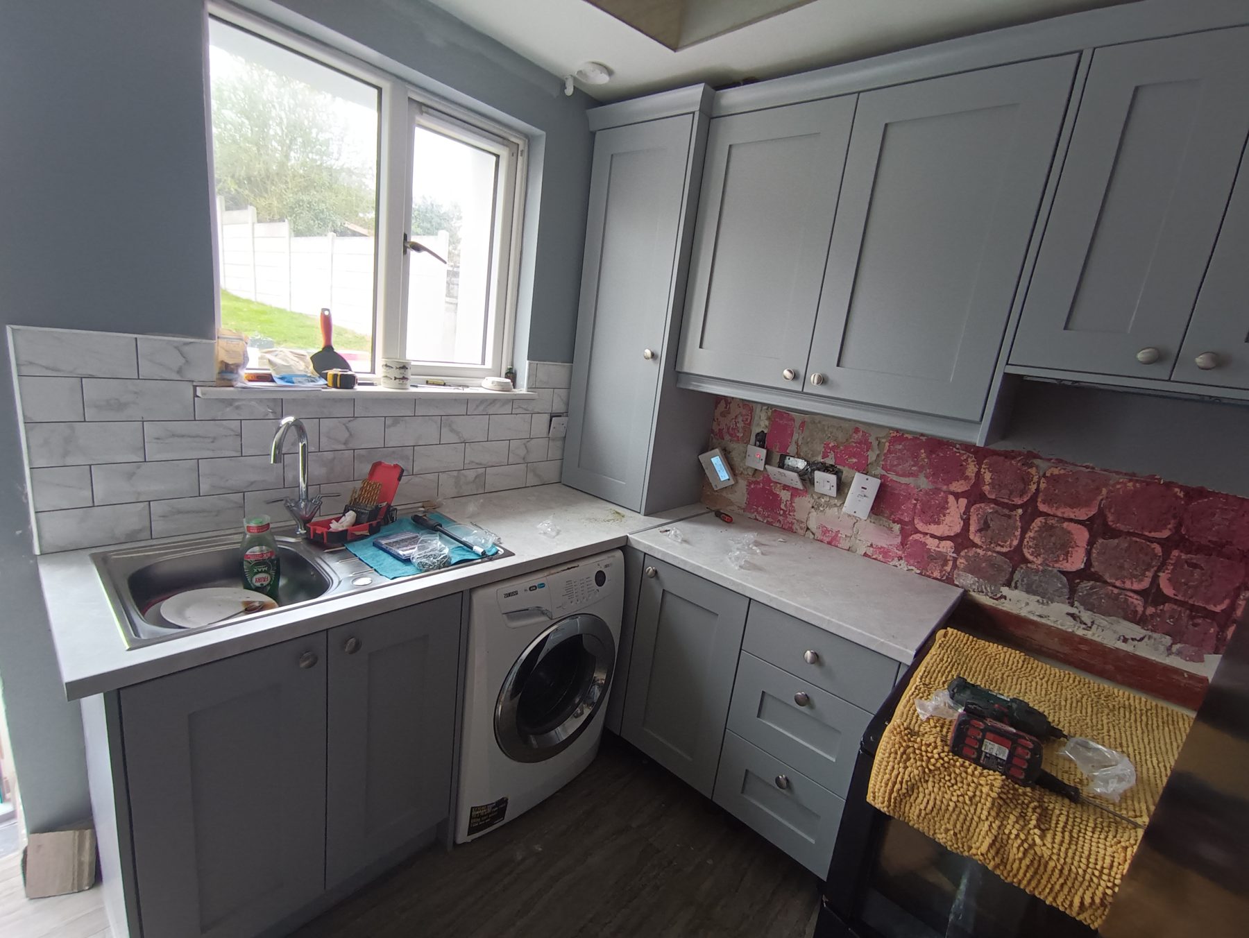 Grey shaker kitchen Grey shaker kitchen (mid-fit) - fitted by Kitchen Hero