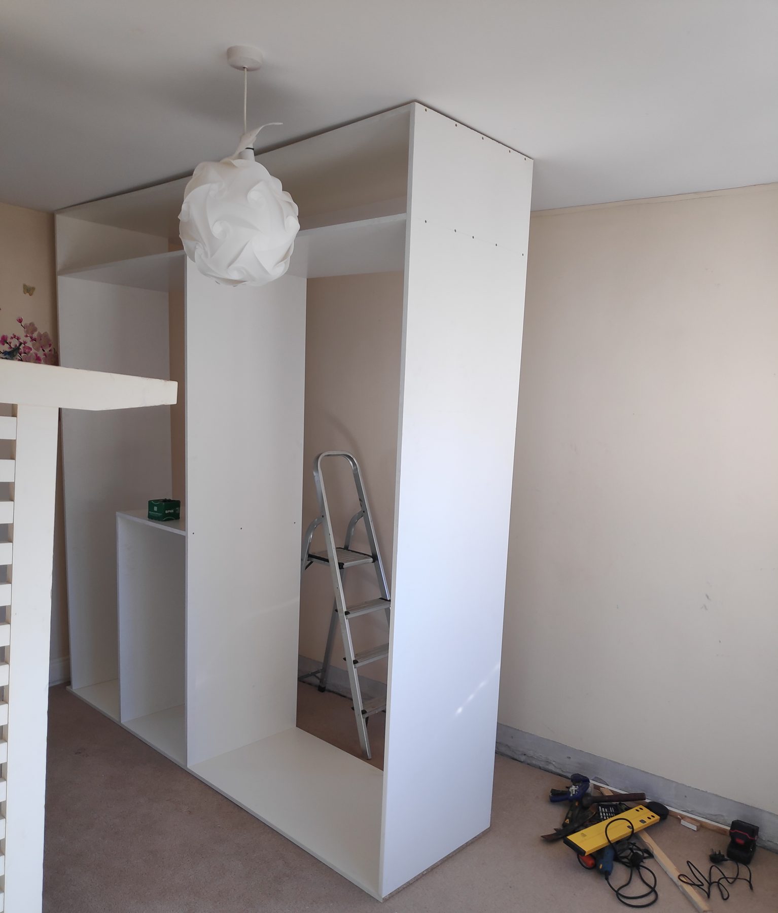 White built-in wardrobe White built-in wardrobe (mid-fit) - fitted by Kitchen Hero